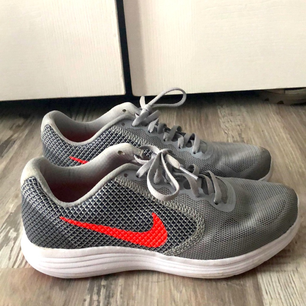 Women’ Nike Revolution 3 size 7 1/2